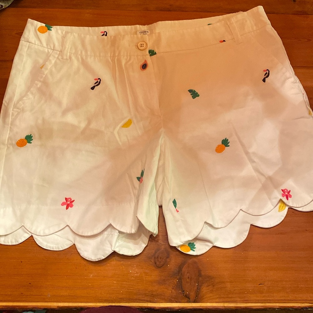 Crown & Ivy White Scalloped Shorts with Colorful Embroidery